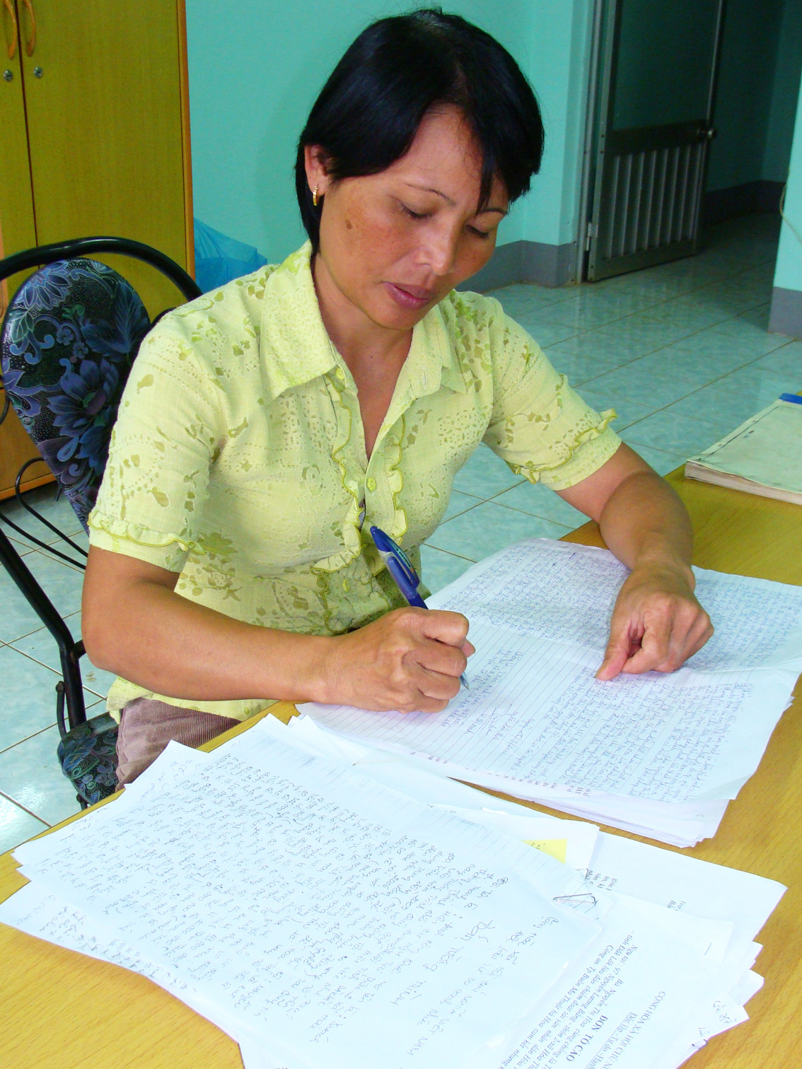 Chị Lê Thị Oanh, một nạn nhân viết đơn tố cáo hành vi lừa đảo của cò Hoa từ nhiều tháng nay nhưng không nhận được hồi âm