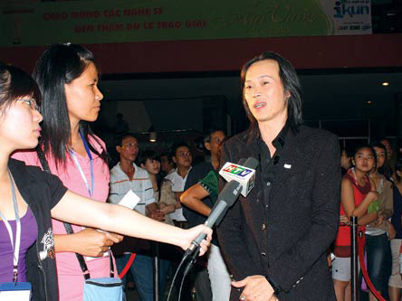 Phóng viên báo, đài phỏng vấn nghệ sĩ Hoài Linh trên thảm đỏ Ảnh: Nhóm phóng viên ảnh. Phóng viên báo, đài phỏng vấn nghệ sĩ Hoài Linh trên thảm đỏ Ảnh: NHÓM PHÓNG VIÊN ẢNH