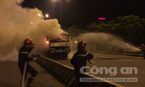 Xe bốc cháy ngùn ngụt trên xa lộ, cảnh sát dập lửa trong 180 giây ảnh 1