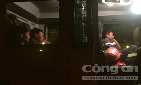 Xe bốc cháy ngùn ngụt trên xa lộ, cảnh sát dập lửa trong 180 giây ảnh 3