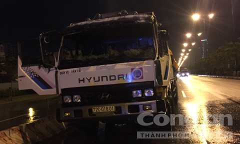 Xe bốc cháy ngùn ngụt trên xa lộ, cảnh sát dập lửa trong 180 giây ảnh 2