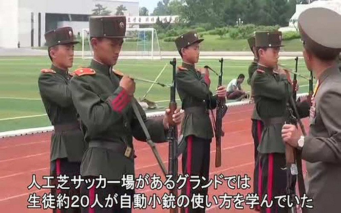 Bên trong khu vực trường Mangyongdae, các sinh viên nắm rất rõ những khuyến cáo và đe dọa mới nhất từ chính phủ của họ nhằm vào kẻ thù, bên cạnh các môn học thông thường như sinh học, lịch sử và ngoại ngữ