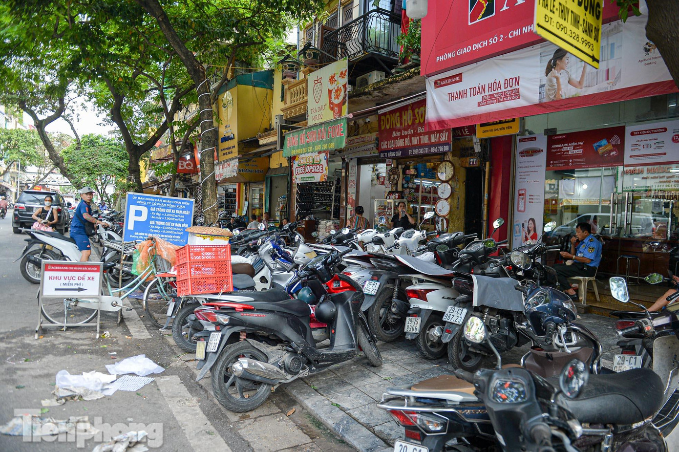 Dọc tuyến phố, các hộ kinh doanh chiếm ra vỉa hè, gây khó khăn cho việc lưu thông của các phương tiện và người đi bộ.