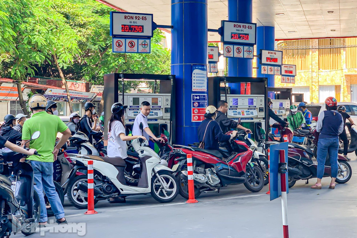 Nhiều người dân không tránh khỏi tâm trạng bức xúc, mệt mỏi khi xếp hàng quá lâu.