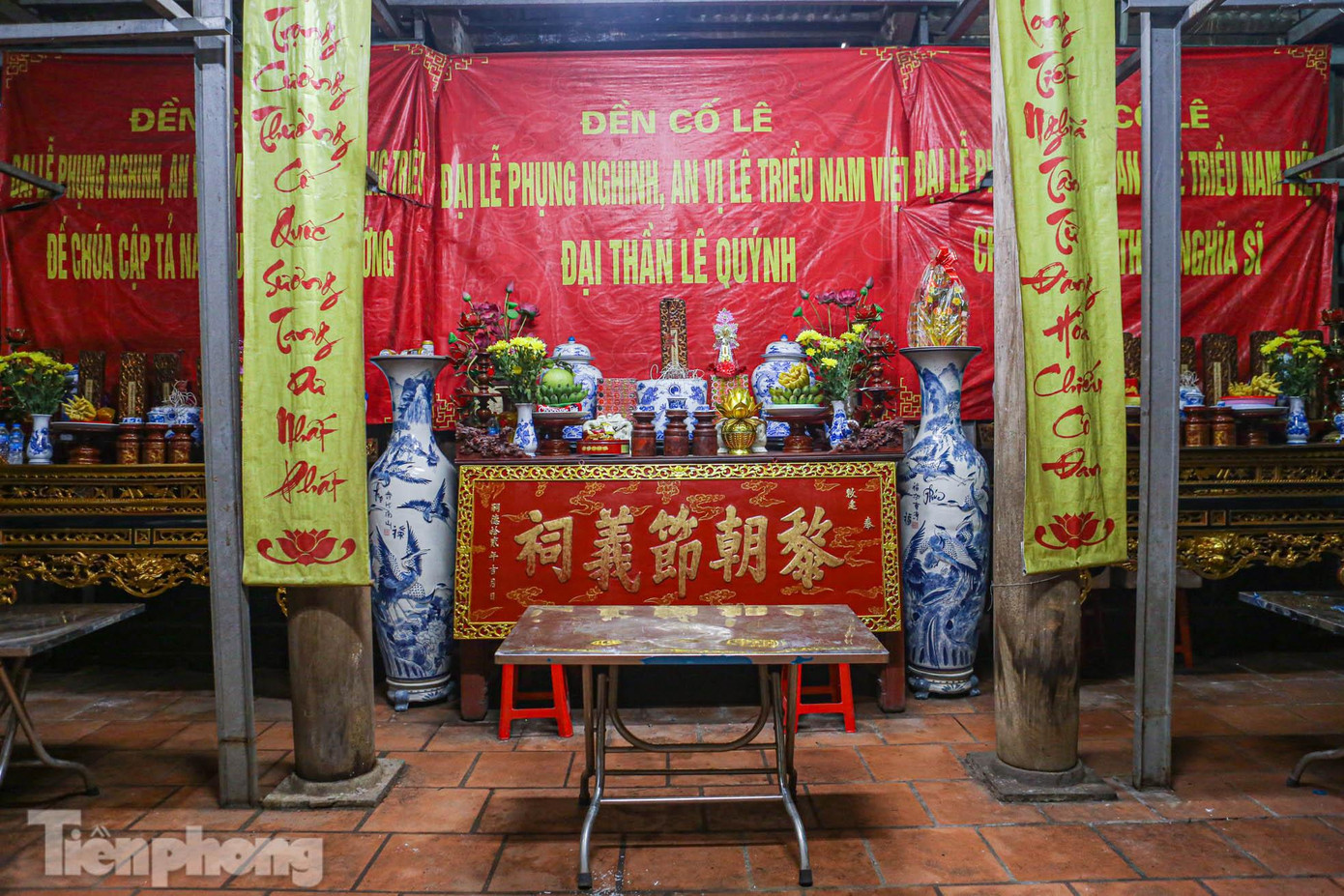 Do xuống cấp quá trầm trọng, hiện đền đã “cửa đóng, then cài” không cho người dân vào trong cúng lễ để đảm bảo an toàn.