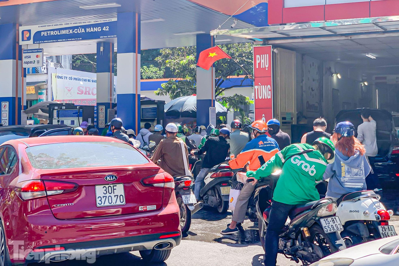 Người dân xếp hàng chờ đổ xăng tại cây xăng trên đường Nguyễn Trãi.