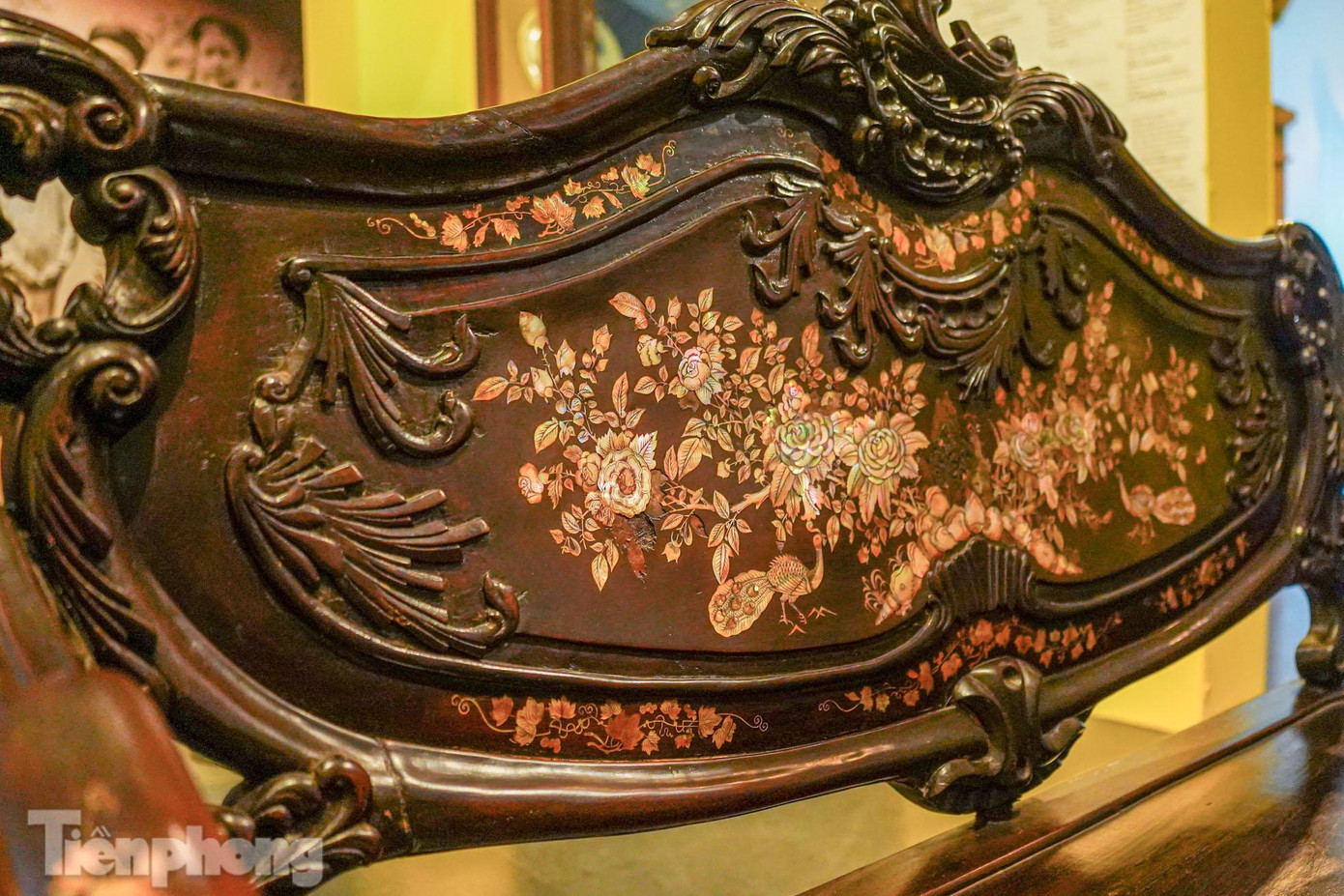 Bề mặt của bàn, ghế... đều được khảm trai, chạm trổ hoa lá, chim bướm, bầu rượu, túi thơ.