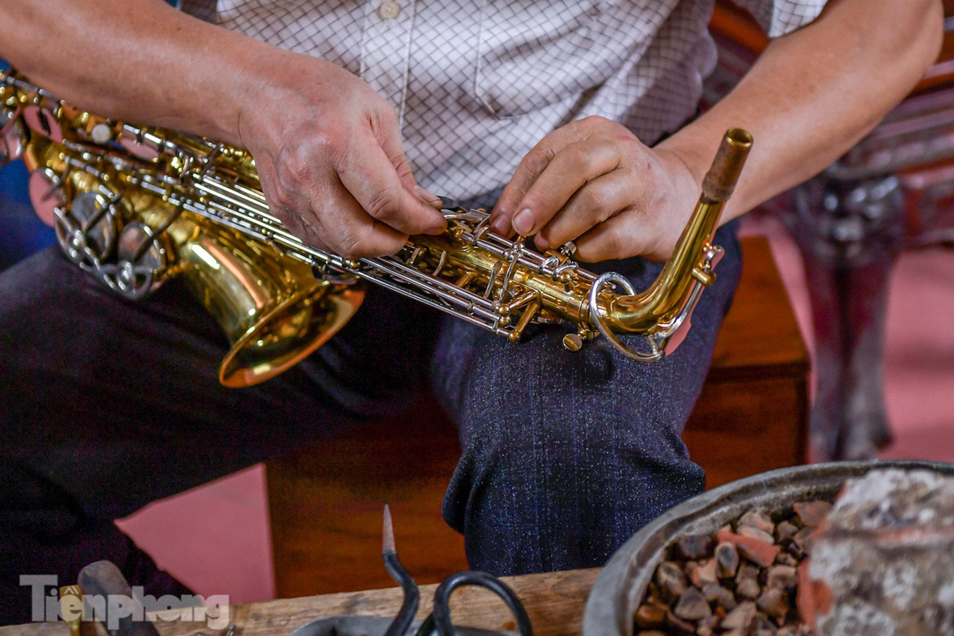 Theo lời kể của ông Cường, ban đầu, những chiếc kèn đồng đều phải mua từ nước ngoài. Gắn bó với chiếc kèn đồng thời gian dài khiến người dân nơi đây tự mày mò học sửa kèn, rồi làm kèn đồng, dần dần hình thành nghề làm kèn đồng ở làng Phạm Pháo.