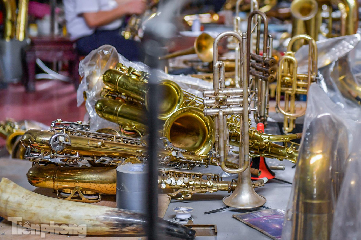 Các loại kèn đồng giống nhau ở điểm đều có bộ hơi gồm 3 quả pháo, mỗi quả có 6 lỗ tạo ra các nốt nhạc. Đây là bộ phận quan trọng nhất của kèn và rất hay hỏng. Phải là người thợ lành nghề mới chỉnh được pháo.