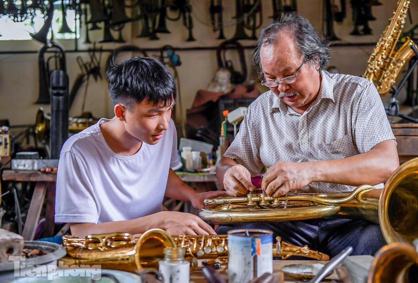 Anh Nguyễn Trung Kiên (23 tuổi, con út ông Cường) tiếp xúc với nghề từ năm 10 tuổi. Hiện tại, anh Kiên thành thạo các công đoạn sửa chữa cũng như sản xuất kèn đồng. Anh Kiên tâm sự, sửa kèn hay làm kèn đều không khó, cái khó là người thợ có đủ sự kiên trì và đam mê hay không.