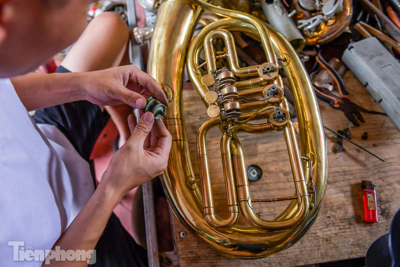 &quot;Điểm riêng của nghề làm kèn đồng Phạm Pháo là hầu hết công đoạn đều được thực hiện thủ công. Những ống đồng được cán phẳng, gò tay thành một chiếc kèn và chỉ sử dụng máy uốn tự chế, máy tiện cho các chi tiết và công đoạn khó&quot;, ông Cường chia sẻ.