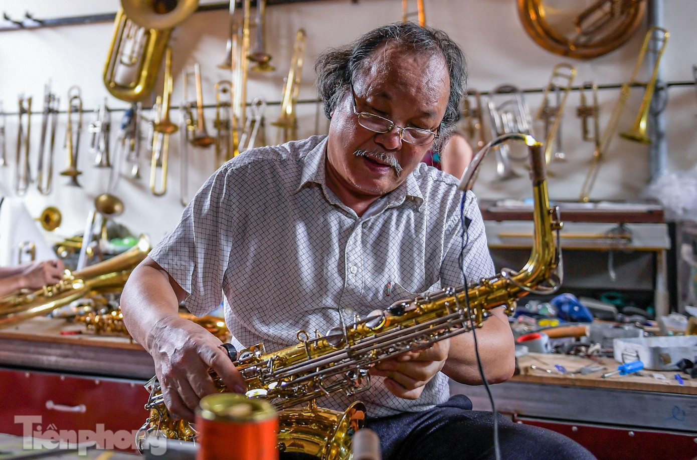 Trước kia đồng được lấy từ vỏ đạn, mâm đồng. Nhiều thợ thủ công trong làng dễ dàng làm các công việc như bảo dưỡng, chế tác bộ phận kèn.…