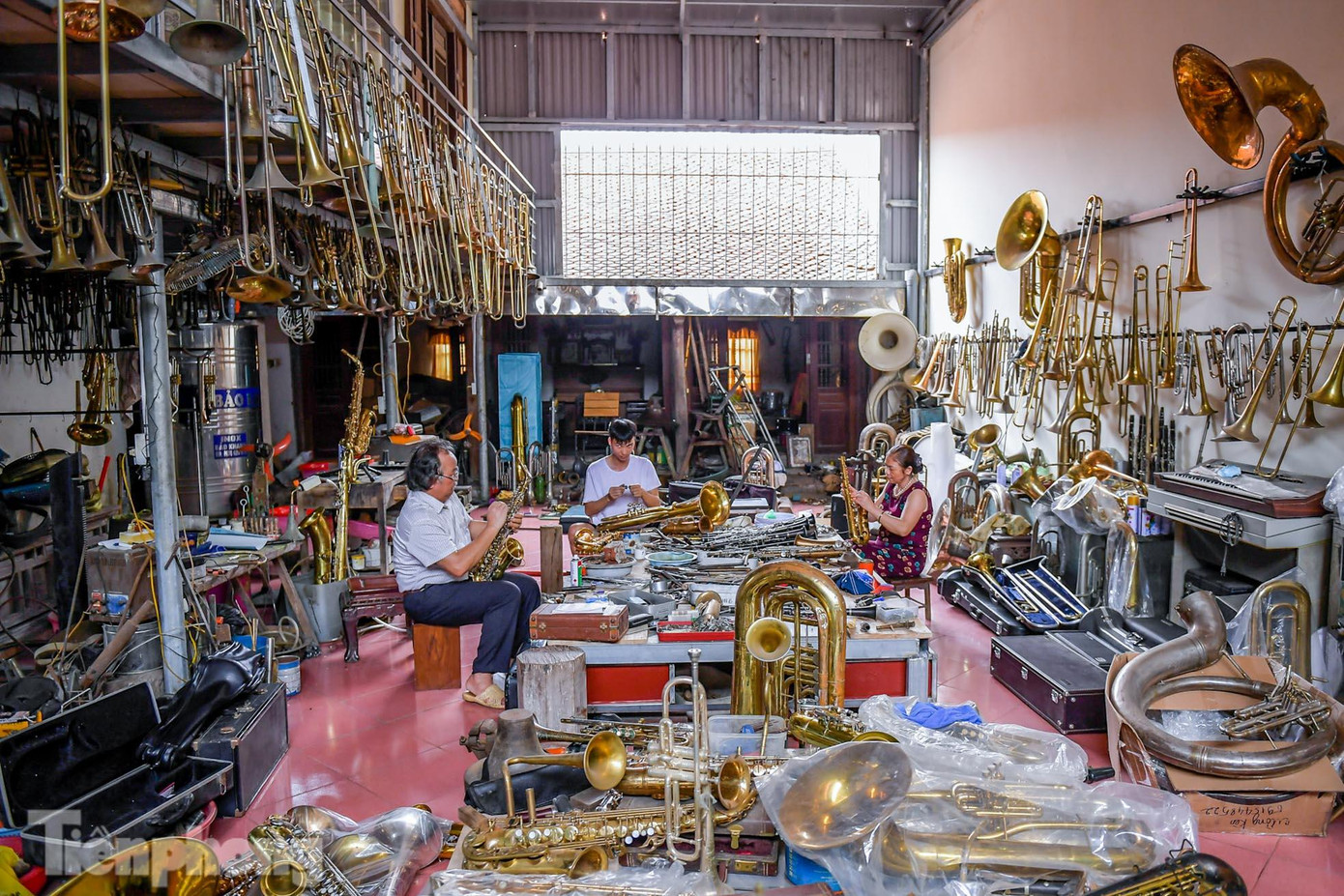 Làng Phạm Pháo (xã Hải Minh, huyện Hải Hậu, tỉnh Nam Định) là nơi sản xuất và sửa chữa kèn đồng duy nhất trên cả nước.