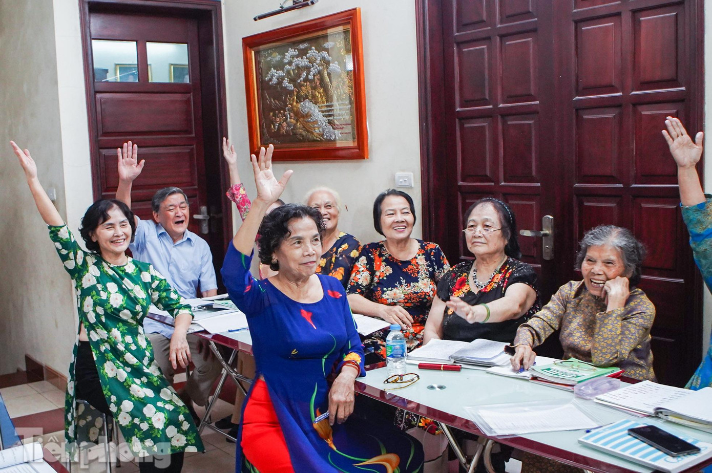 Cô kể, những ngày đầu làm quen với tiếng Anh, cô đã dạy rất chậm kết hợp các trò chơi giúp thoải mái tinh thần để các cụ không bị áp lực. "Không chỉ muốn đem lại vốn tiếng Anh cho các cụ, tôi mong muốn tạo ra môi trường giao lưu, chia sẻ cuộc sống thường ngày", cô Yến cho biết thêm.