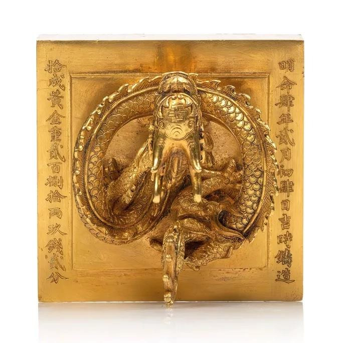 "Hoàng đế chi bảo" nhìn từ trên xuống. Ảnh do ông Hoàng Việt Trung cung cấp.