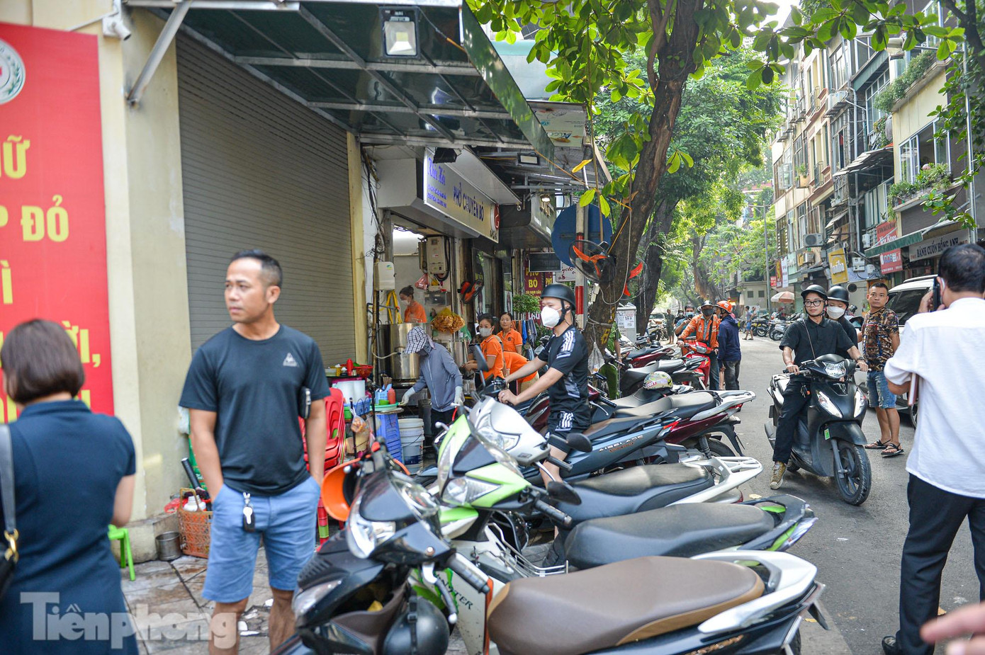 Tại quận Hoàn Kiếm, địa bàn chủ yếu là phố cổ, phố cũ tập trung kinh doanh dịch vụ nên tình trạng chiếm dụng vỉa hè, lòng đường để kinh doanh buôn bán; xe ô tô, mô tô dừng đỗ sai quy định; các trường hợp trông giữ phương tiện không phép, sai phép, thu quá giá quy định, các điểm, khu vực phức tạp về trật tự đô thị… vẫn còn tồn tại.