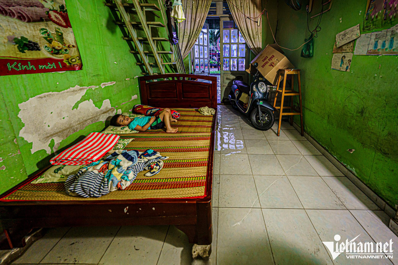 Còn ông Lê Văn Đặng (70 tuổi, bố của chị Chi) chia sẻ, nhà đã được tôn nền lên nhiều hơn, mỗi lần nâng đều cao hơn mặt đường nhưng tình trạng này vẫn không giảm. Hàng năm cả nhà đều phải sống chung với nước ngập từ tháng 10 đến tháng 12.