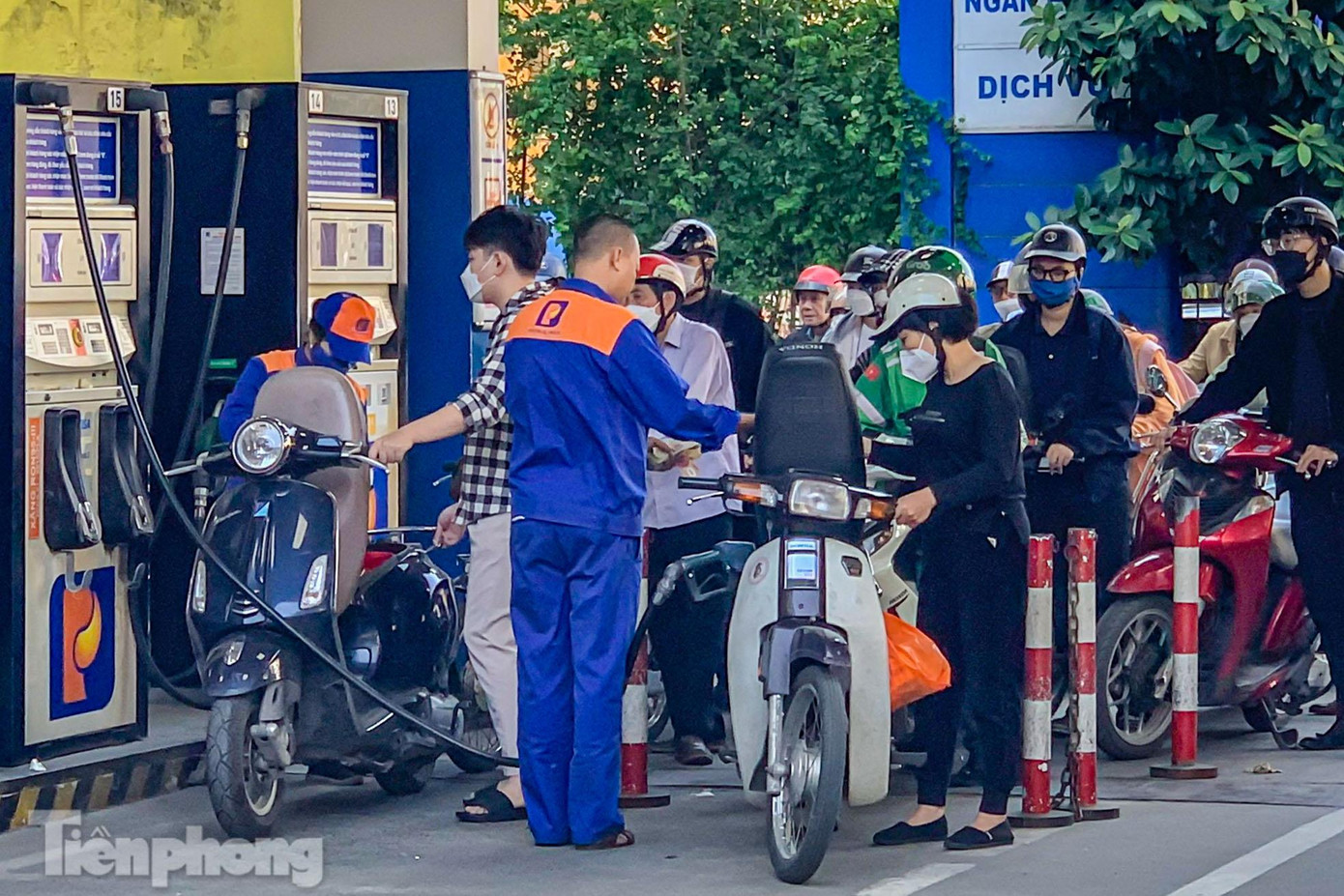 Nhân viên cây xăng làm việc không dừng tay từ sáng sớm.