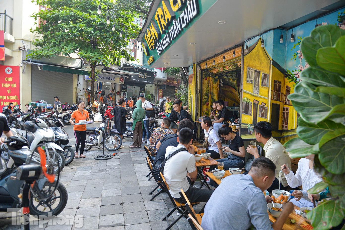 Một quán phở trên phố Hàng Vải lấn chiếm vỉa hè để kinh doanh.
