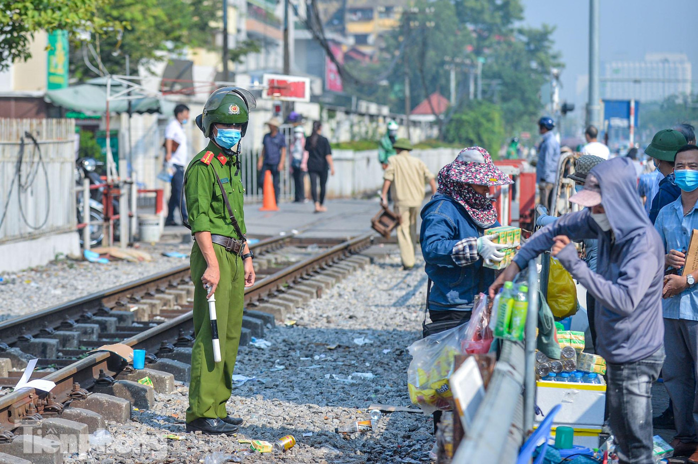 Trung tá Nguyễn Hà Trung - Phó trưởng Công an phường Phương Mai, quận Đống Đa (Hà Nội) cho biết, Ngay sau khi nhận được phản ánh, công an phường đã tiến hành kiểm tra, xử lý các trường hợp lấn chiếm hành lang an toàn đường sắt để bán hàng. "Đây là những vi phạm nguy hiểm và gây mất an ninh trật tự. Thường người dân ở địa bàn giáp ranh đến khu vực đường tàu gần cổng bệnh viện Bạch Mai thuộc địa bàn phường Phương Mai để bán hàng. Chúng tôi sẽ xử lý nghiêm những trường hợp này", Trung tá Trung khẳng định. Trung tá Nguyễn Hà Trung - Phó trưởng Công an phường Phương Mai, quận Đống Đa (Hà Nội) cho biết, Ngay sau khi nhận được phản ánh, công an phường đã tiến hành kiểm tra, xử lý các trường hợp lấn chiếm hành lang an toàn đường sắt để bán hàng. "Đây là những vi phạm nguy hiểm và gây mất an ninh trật tự. Thường người dân ở địa bàn giáp ranh đến khu vực đường tàu gần cổng bệnh viện Bạch Mai thuộc địa bàn phường Phương Mai để bán hàng. Chúng tôi sẽ xử lý nghiêm những trường hợp này", Trung tá Trung khẳng định.