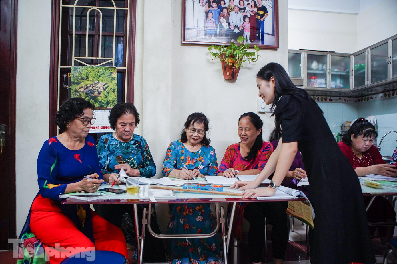 Các cụ còn đủ sức khỏe sẽ đến lớp học, một tuần một buổi. Mỗi lần đến lớp, cụ thì đi xe đạp, cụ đi xe buýt, gần thì đi bộ, cụ nào già yếu không thể thì sẽ được hỗ trợ học trực tuyến và ai cũng đều diện bộ áo dài rất chỉnh tề để hồi ức lại cảm giác ngày trẻ đi học.