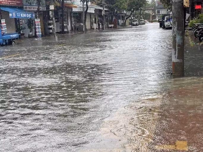 Sau cơn mưa lớn, hàng loạt tuyến đường chung tình trạng ngập sâu