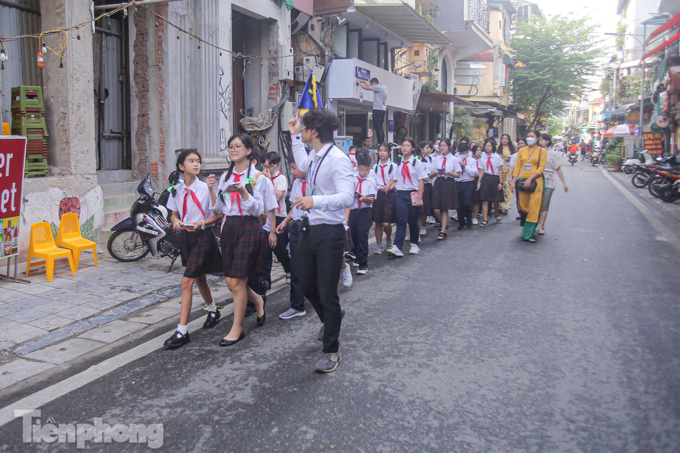 Hướng dẫn viên giới thiệu các con phố cổ trên đường di chuyển trong tour du lịch học đường.