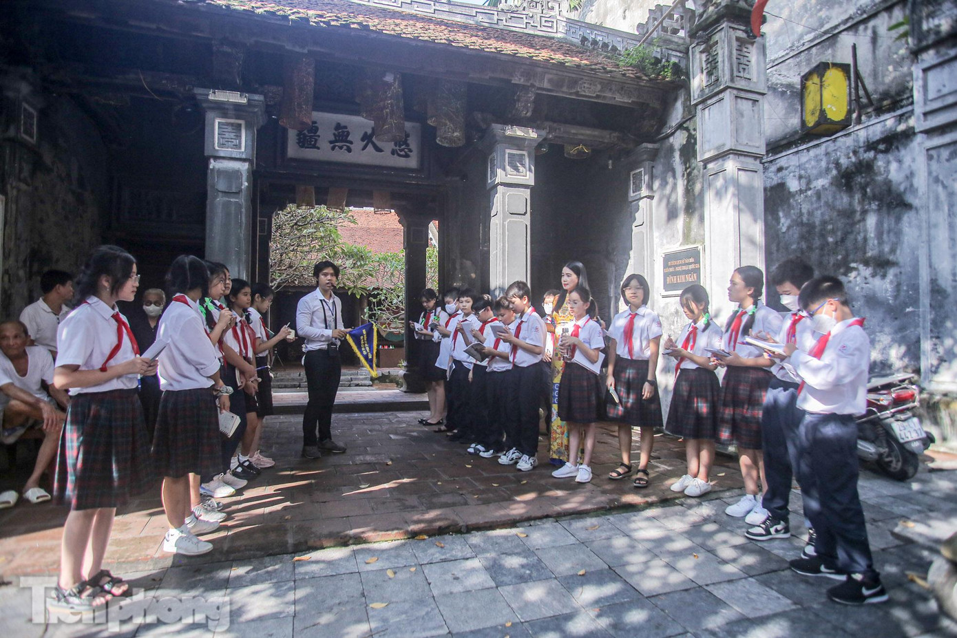 Điểm cuối cùng trong tour du lịch học đường là Đình Kim Ngân. Đình Kim Ngân được xây dựng từ thời Hậu Lê, thờ ông tổ bách nghệ (tổ trăm nghề) Hiên Viên. Theo cố nhà Hà Nội học Nguyễn Vinh Phúc, đình Kim Ngân có từ cuối thế kỷ XV, đầu thế kỷ XVI do ông Lưu Xuân Tín người làng Châu Khê, xã Thúc Kháng, huyện Bình Giang, tỉnh Hải Dương làm quan Thượng thư bộ Lại thời Vua Lê Thánh Tông đã đưa cả làng ra đây làm nghề đúc bạc cho triều đình, xây dựng nên.