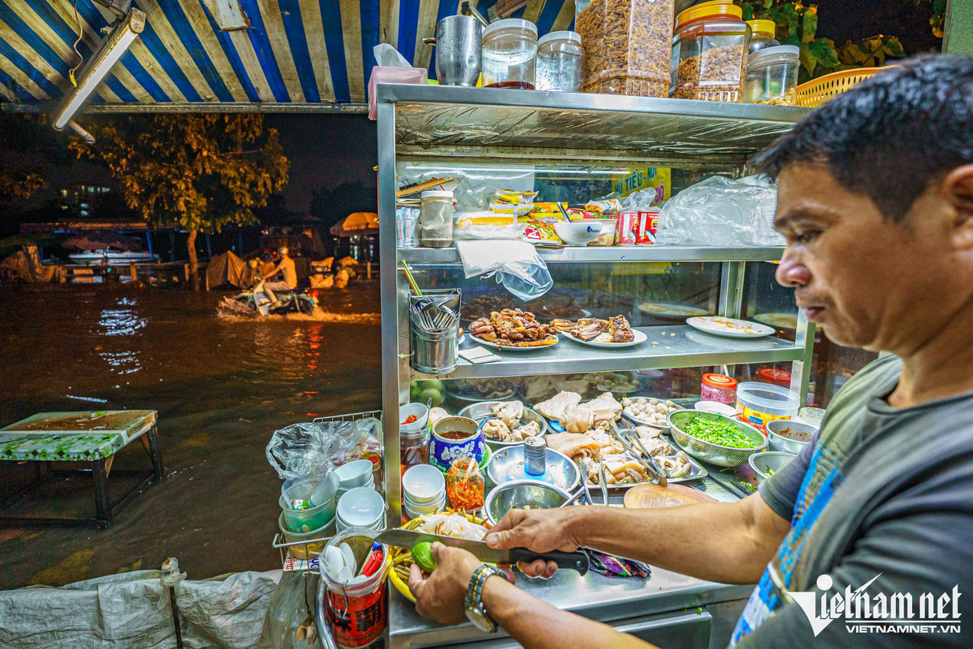 Anh Ngô Tấn Thọ (44 tuổi) cho biết do phải né đường ngập nước, không nhiều người ghé ăn khuya.
