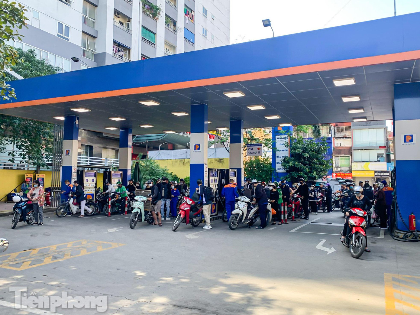 "Tất cả các cây xăng đều đông như thế này, xăng hết rồi nên cố gắng xếp hàng đổ chứ không biết làm thế nào khác. Để đổ được xăng tôi phải đứng chờ 30 phút", anh Văn Hùng (quận Đống Đa, Hà Nội) chia sẻ.