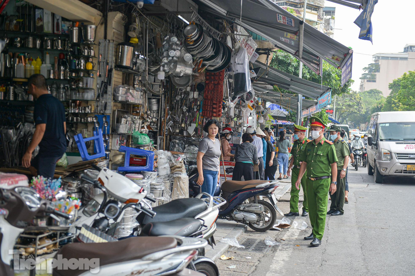 Lực lượng chức năng dẹp vỉa hè đang bị các hộ dân chiếm dụng kinh doanh trên phố Hàng Khoai.