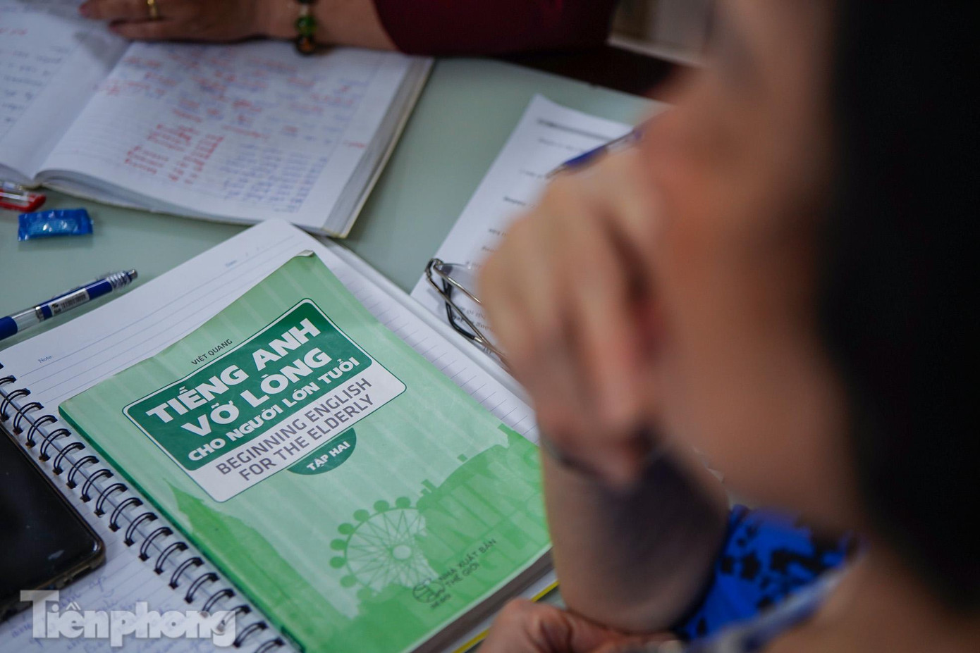 Giáo trình "Tiếng Anh vỡ lòng" đồng hành với các cụ xuyên suốt các buổi học.