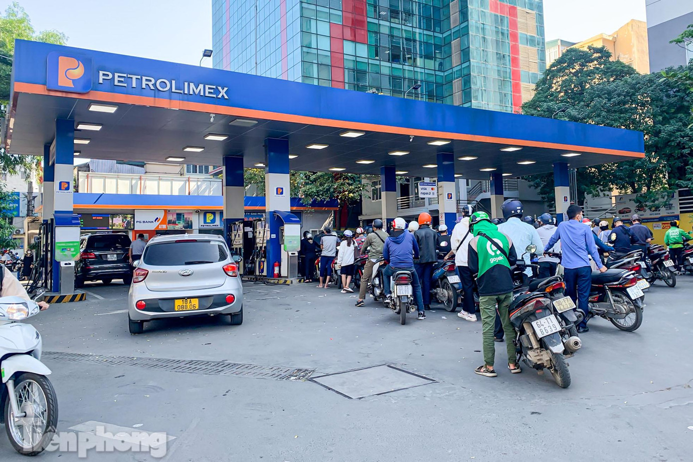 Ghi nhận của phóng viên, tuy không xảy ra tình trạng hết xăng nhưng đa số cây xăng ở Hà Nội đang chịu cảnh đông nghẹt, quá tải. Ngay từ sáng sớm, các điểm xăng đã phải hoạt động hết công suất để phục vụ người dân.