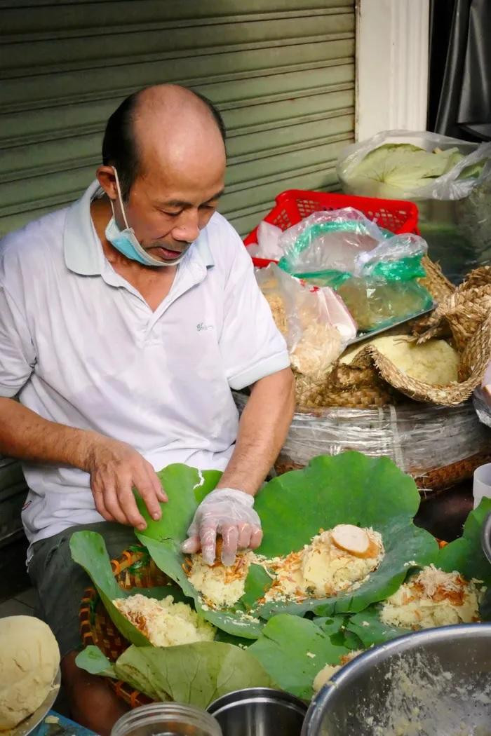 Chủ quán làm liên tục không ngơi tay. Ảnh: Khánh Linh. Chủ quán làm liên tục không ngơi tay. Ảnh: Khánh Linh.