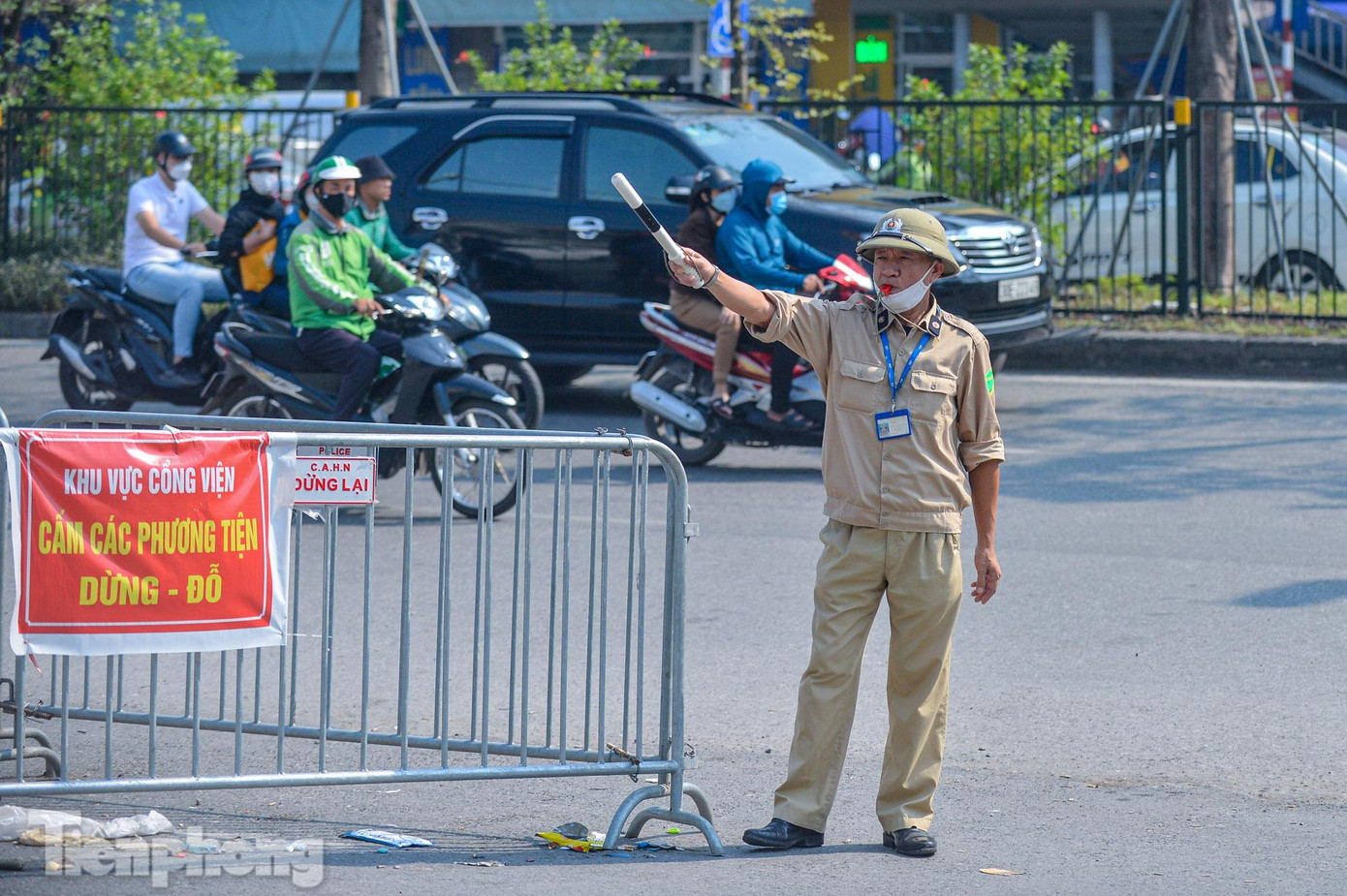 Toàn bộ khu vực hộ lan đường sắt và chân cầu vượt đi bộ, cổng bệnh viện Bạch Mai đã được lực lượng chức năng dựng rào chắn. Toàn bộ khu vực hộ lan đường sắt và chân cầu vượt đi bộ, cổng bệnh viện Bạch Mai đã được lực lượng chức năng dựng rào chắn.