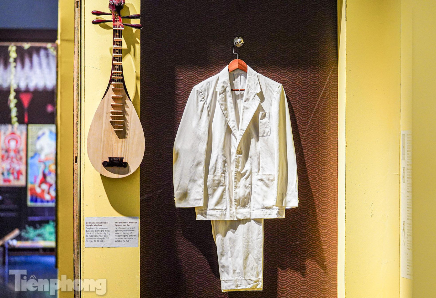 Bộ quần áo của nhạc sĩ Nguyễn Văn Quỳ hay mặc trong các buổi biểu diễn nghệ thuật và ngày đón đoàn quân tiếp quản Thủ đô 10/10/1954.