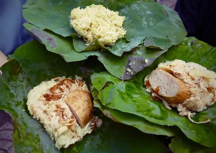 Quán bán 3 loại gồm xôi xéo, xôi ngô và xôi cốm. Ảnh: Khánh Linh. Quán bán 3 loại gồm xôi xéo, xôi ngô và xôi cốm. Ảnh: Khánh Linh.