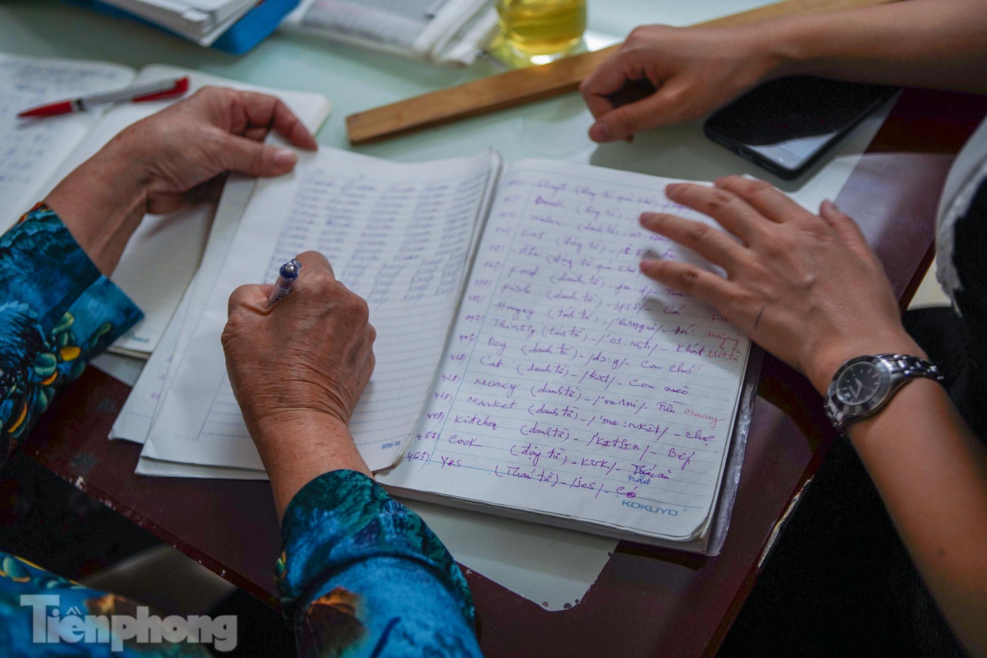 Dù tiết học diễn ra 2 tiếng đồng hồ, nhưng có những buổi chỉ học được vài từ ngữ, các cụ vẫn rất vui vẻ và cố gắng tiếp thu.