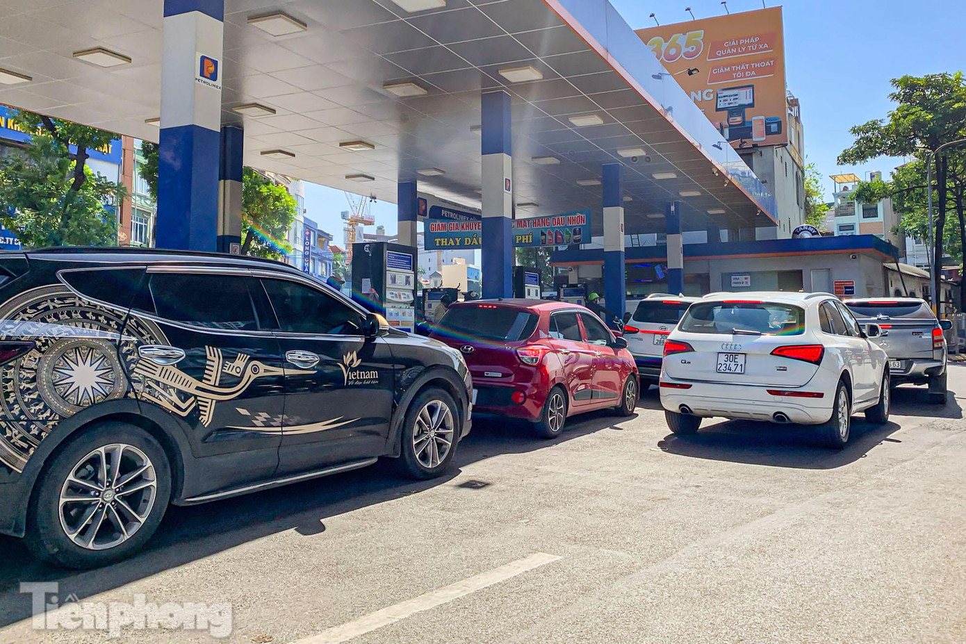 Ô tô xếp hàng chờ đến lượt mua xăng, càng lúc các phương tiện càng kéo đến đông hơn.