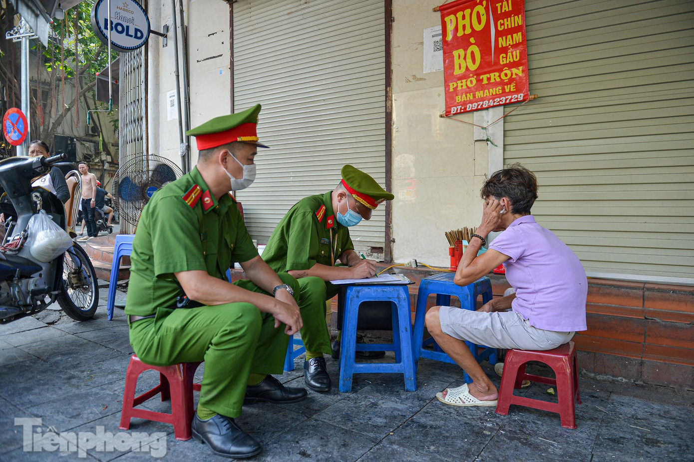 Một trường hợp lấn chiếm vỉa hè để bán đồ ăn trên phố Đường Thành bị xử lý.