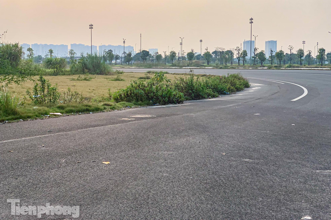 Dù không được sử dụng nhưng mặt đường có dấu hiệu rạn nứt, xuống cấp.