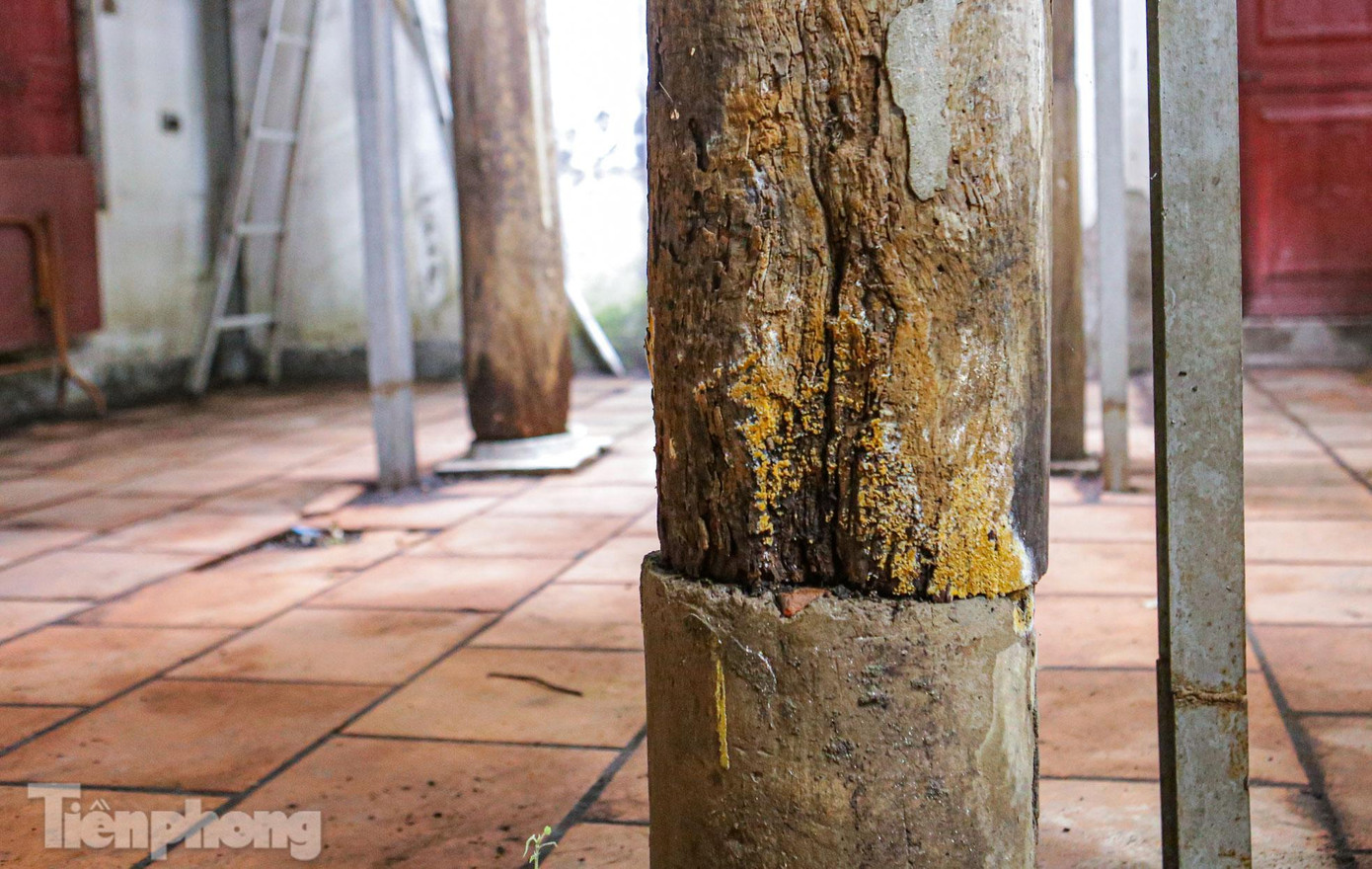 Hệ thống cột đã mục nát, không còn khả năng chống đỡ trọng lượng phía trên của ngôi đền.
