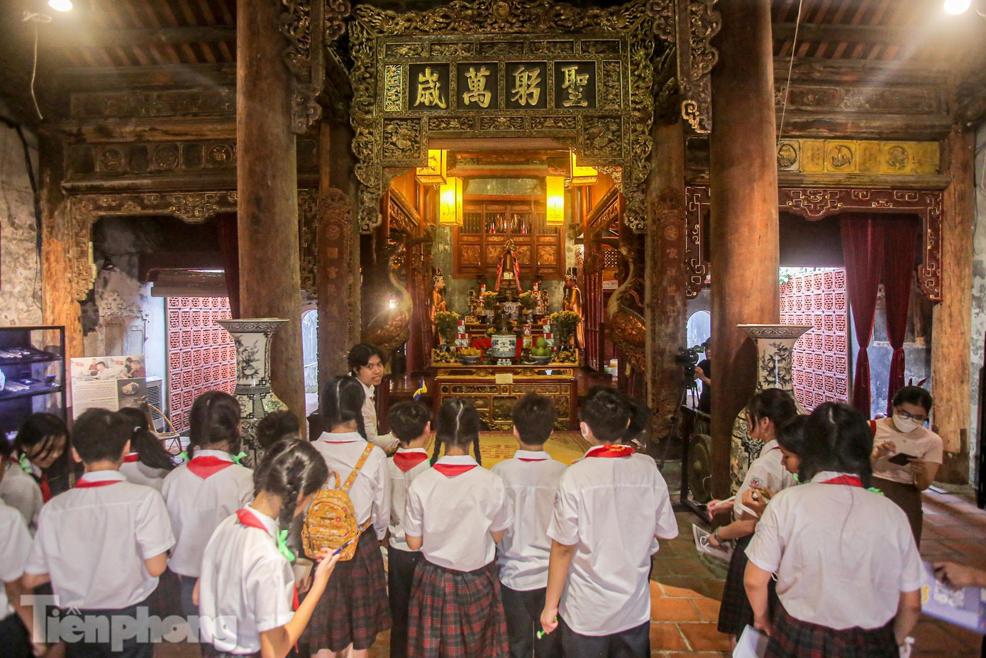 Cô Đinh Thị Thanh Xuân, GVCN lớp 6G trường THCS Nguyễn Du vui mừng và vinh dự khi lớp thay mặt trường, học sinh trên địa bàn quận Hoàn Kiếm tham gia trải nghiệm tour du lịch học đường. "Khi biết tin được đi trải nghiệm các em học sinh rất vui mừng và phấn khởi. Qua tour du lịch học đường, các em được tìm hiểu về di sản địa phương nơi mình đang sinh sống và học tập. Qua đó, giúp các em yêu mến và tự hào về lịch sử của Thủ đô ngàn năm văn hiến, từ đó có ý thức bảo tồn, phát huy những giá trị di sản văn hoá truyền thống của dân tộc. Đây cũng là hoạt động trải nghiệm thực tế giúp cho các em học tốt môn học Giáo dục địa phương mà các em được học trong chương trình trên lớp", cô Xuân chia sẻ.