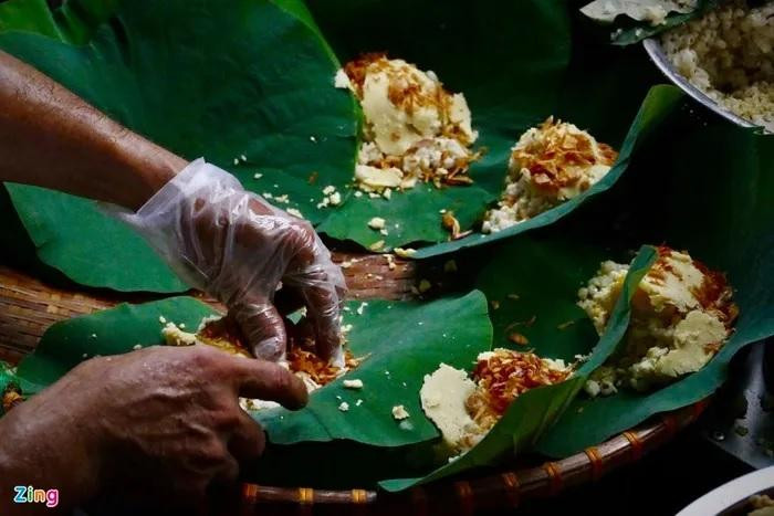 Phần xôi gói bằng lá sen thu hút sự quan tâm của nhiều thực khách. Ảnh: Khánh Linh. Phần xôi gói bằng lá sen thu hút sự quan tâm của nhiều thực khách. Ảnh: Khánh Linh.