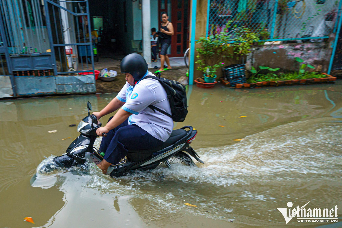 6h30, nhiều nơi nước đã rút gần cạn. Riêng hẻm 719 Huỳnh Tấn Phát, một trong những điểm trũng thấp nhất của khu vực, nước vẫn ngập mênh mông.