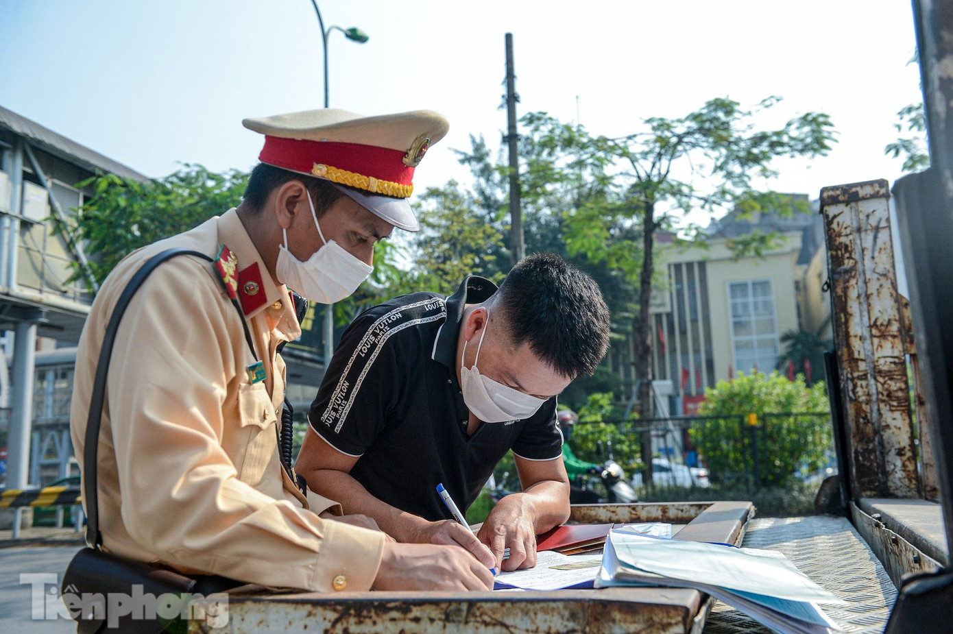 Lực lượng chức năng lập biên bản xử phạt nhiều tài xế taxi vi phạm. Lực lượng chức năng lập biên bản xử phạt nhiều tài xế taxi vi phạm.