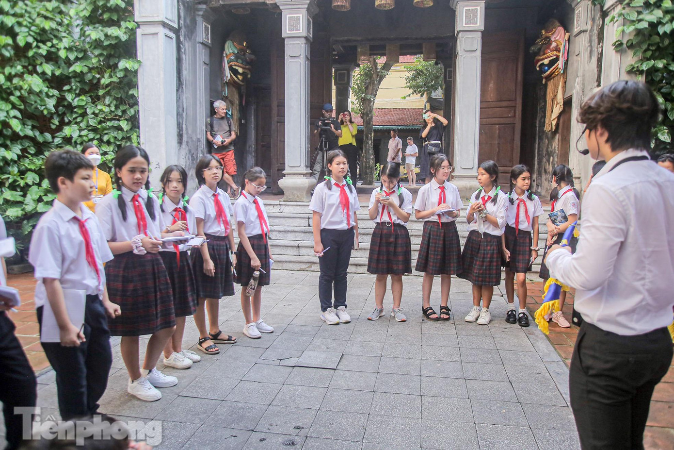 "Đây là lần đầu tiên em được trải nghiệm học lịch sử như thế này. So với hình ảnh, video được học trên lớp thì em cảm thấy trải nghiệm thực tế sống động và bổ ích hơn khi được cảm nhận rõ ràng hơn", em Trương Hải Đăng, học sinh lớp 6G, trường THCS Nguyễn Du (quận Hoàn Kiếm, Hà Nội) cho biết.