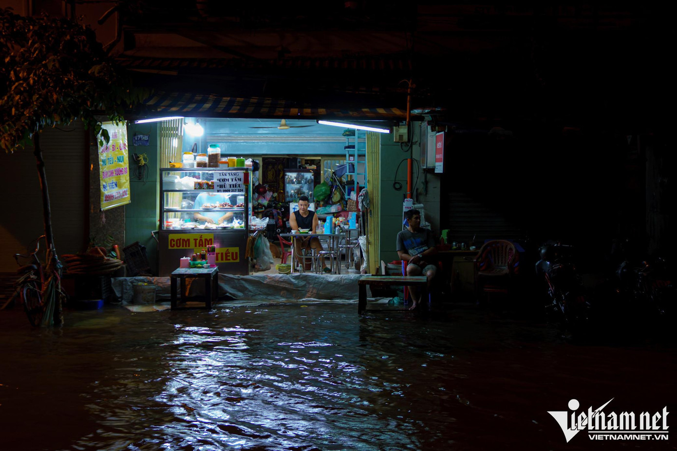 Một quán cơm tấm khuya vốn đông khách trên đường Trần Xuân Soạn tĩnh lặng.