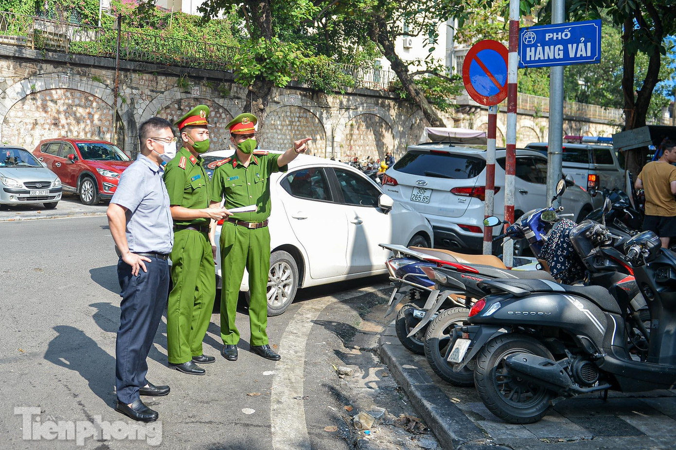 Ông Vũ Hoài Nam, Phó trưởng phòng Quản lý đô thị, quận Hoàn Kiếm cho biết, việc thực hiện chỉnh trang đô thị được UBND quận xác định là nhiệm vụ quan trọng và sẽ duy trì thường xuyên. "Đây là nhiệm vụ thường xuyên phải tổ chức để chấn chỉnh vi phạm như kinh doanh lấn chiếm vỉa hè, trông giữ xe trái phép, để xe lộn xộn không đúng theo quy định, gây cản trở cho người đi bộ cũng như giao thông chung trên địa bàn quận", ông Nam nói.