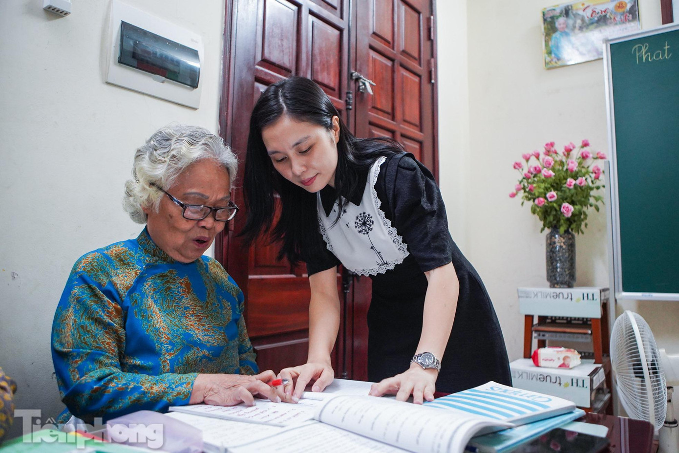 Đa số các học viên mái đầu bạc trắng, mắt yếu, tay run, song không khí lớp học rất ấn tượng bởi luôn sôi động.